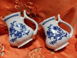 Érdekes porcelán  füfyülős csésze, 2 db.