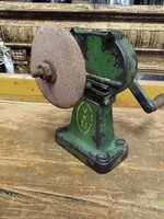Köszörű, hajtókaros mechanikus köszörű, működő 20. század közepéről, öntöttvas ház, masszív LEÁRAZVA