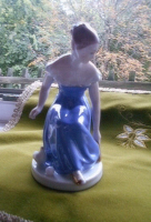 Royal dux  porcelán hölgy vitrin dísz