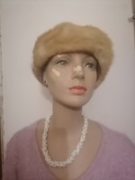 Szebbnél szebbek molett nálam elegáns finom mutatós zsemleszinu nerc sapka kalap 56 58 fejre