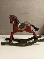 Indiai,kézzel festett  faragott ló, csodálatos színekkel. Mérete: 32*25 cm