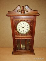 Antik pártás fa faragott üvegezett ingás falióra