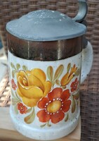 Cup with a tin lid with a flower motif