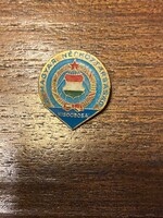 A Magyar Népköztársaság Kisdobosa felirattal jelvény. Kisdobos jelvény,kitűző. Jó állapotban.