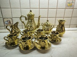 Retro aranyszínű porcelán kávéskészlet eladó!Aranyszínű csészék alátéttel, kiöntő, kávéskanna, váza