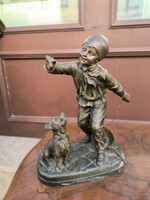 Antik Francia kedves szobor pàros. Fiú kutyàval festett fém 1-es.Pàrjàt is hirdetem . Paris pecsét !