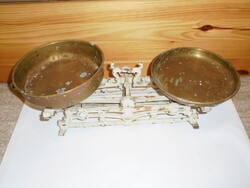 Antik mérleg, háztartási kéttálcás, egyensúly mérleg - öntött vas, réz tálcák - 5 kg-ig mér