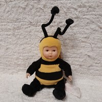 Anne Geddes méhecske baba