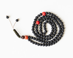 Buddhista mala lánc (112 szem) - lávakő gyöngyökből - imafüzér meditációhoz buddhista