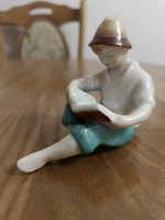 Hollóházi könyvet olvaso fiú porcelán figura