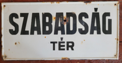 Szabadság tér régi zománctábla közepén átlőve