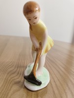 Bodrogkeresztúri gereblyezo lány porcelán figura