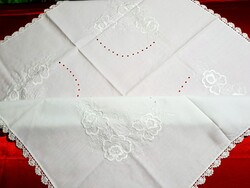 ÚJ! Fehér virág mintával hímzett terítő horgolt széllel 90 x 87 cm 2 db van belőle