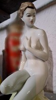Térdelő női akt Hollóházi festett porcelánfigura