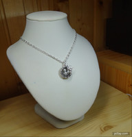 TÜNDÉRI TIBETI FECSKEFÉSZEK MEDÁLOS NYAKLÁNC.