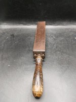 Régi borotva vagy kés fenő bőrből, fa nyéllel, 30 cm-es. 2033b
