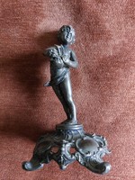 Gyönyörű kosarat tartó fém puttó figura