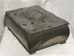 Antik monogramos disz doboz