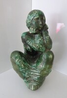 Tóth Vali (1943-2022) a képen látható, ritka színű hibátlan terrakotta szobra.