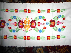 Kézzel hímzett  terítő-futó 83 cm x 35,5 cm cm