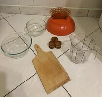 Vegyes konyhai csomag 7 db-os üvegtálak fa asztali sótartó műanyag Mérőedény  húsvágó deszka