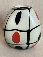 Piros-fekete pöttyös stúdió üveg váza 21,5 cm (U0054)