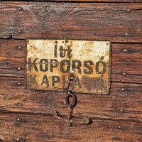 Kuriózum! !ITT KOPORSÓ KAPHATÓ festett bádog tábla.Egyedi darab.