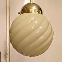 Art deco réz mennyezeti lámpa felújítva - krémszínű "csavart" gömb búra