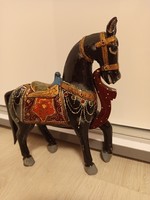 Indiában, fából készült, kézzel festett faló.