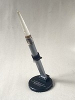 HM ARZENÁL ELEKTROMECHANIKAI RT. SZABOLCSI FEGYVERZETTECHNIKAI RETRO EMLÉKTÁRGY ÍRÓASZTAL DÍSZ