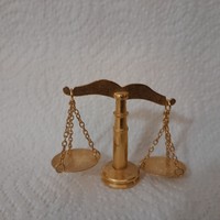 Miniatűr réz kétkaros mérleg.