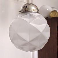 Art deco nikkelezett mennyezeti lámpa felújítva - különleges formájú savmart üveg búra