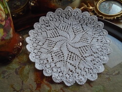 Kötött, hófehér, puha pamut szálból készült 19 cm. átm. terítő, alátét stb.