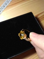 Elegáns aranyozott ezüst gyűrű sárga kristállyal és fehér topázzal – különleges darab