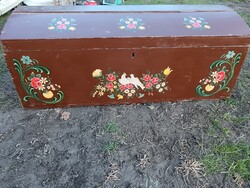 Antik népi virágos , tulipános fenyő láda