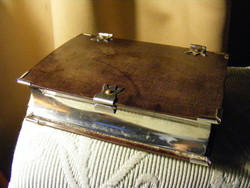 Könyv alakú kártyatartó doboz