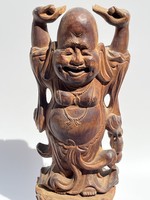 Fából faragott Nevető Buddha szobor