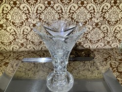 Csiszolt kristály talpas virágváza - 19 cm magas kristály váza