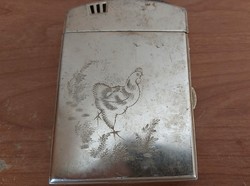 (K) Öngyújtó és cigaretta tárca