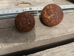 Emlék tárgy 2db vas Ágyú golyó gyűjtemény antik öntöttvas középkori relikvia
