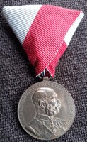 Ferenc József Jubileumi Emlékérem  Signum Memoriae kitüntetés . Katonai  szalagon .