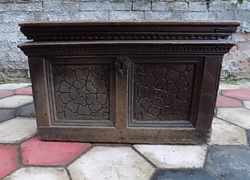 Barokk tömör fenyő láda vésett mintával. 18 sz.