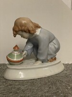 Zsolnay: Búgócsigával játszó kisfiú figura