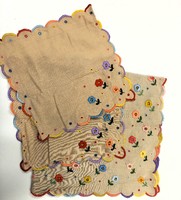 Kézi hímzett kis terítő és szalvéta