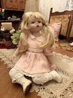 Ülő porcelán kisbaba