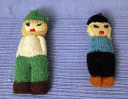 2 db régi kötött játék figura