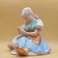 Sinkó András  Zsolnay  Libatömő lány figura