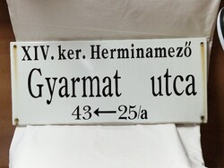 Régi nagyméretű zománcos tábla GYARMAT UTCA felirattal megkímélt állapotban 70 x 30cm.