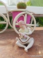 Porcelán babázó kislány figura