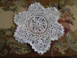 Varrot csipkés 21.5 cm-es pamut terítőcske.